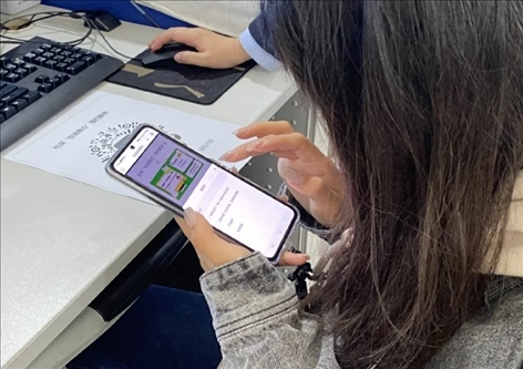 趙女士用手機(jī)掃碼預(yù)約幫辦服務(wù)。圖片來源：微信公眾號“上海市普陀區(qū)政務(wù)服務(wù)中心”