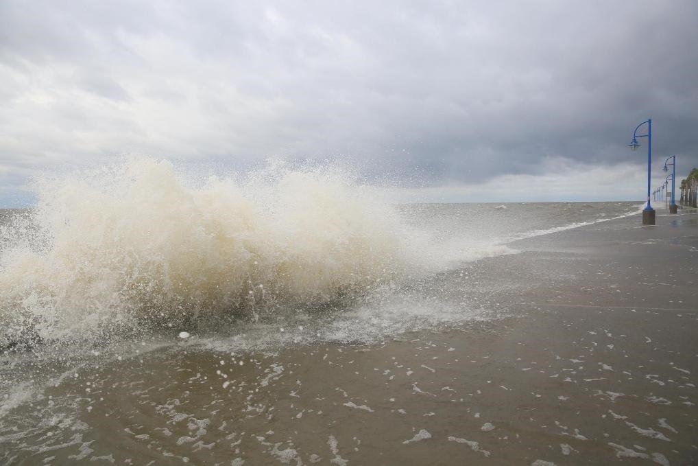 2020年9月15日，受颶風(fēng)“薩莉”影響，美國(guó)路易斯安那州新奧爾良的龐恰特雷恩湖巨浪拍岸。新華社發(fā)（魏蘭攝）