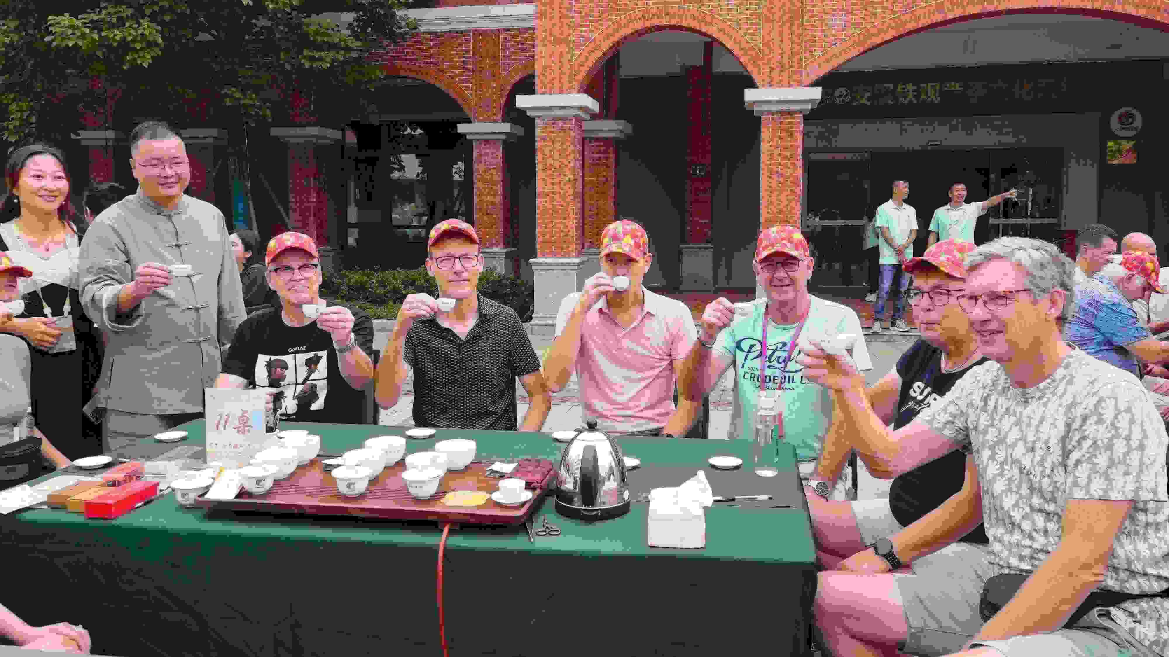 2023年10月4日，福建泉州，外國人品中國茶。