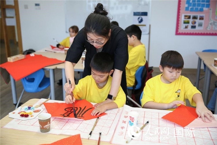 書法課場景。人民網(wǎng)中東中心分社塔里克·易卜拉欣攝