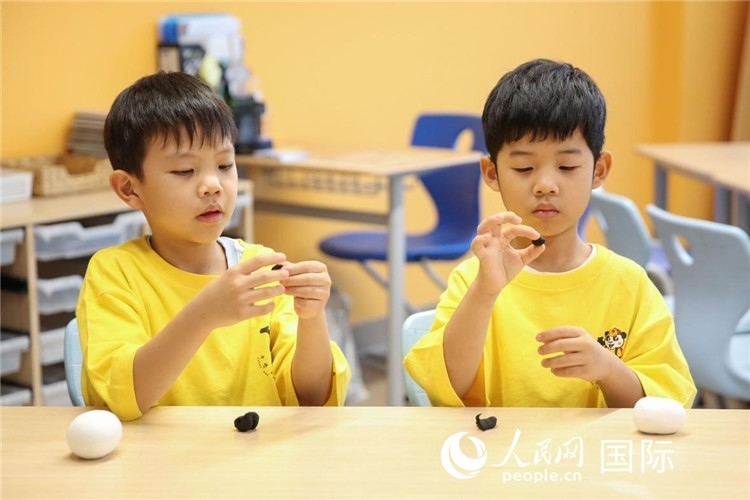 做手工。人民網(wǎng)中東中心分社塔里克·易卜拉欣攝