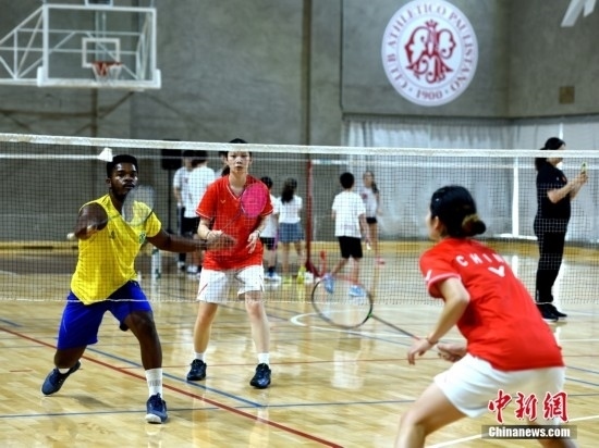 當(dāng)?shù)貢r(shí)間10月12日，巴西圣保羅，中國高校羽毛球代表團(tuán)和巴西羽毛球協(xié)會(huì)運(yùn)動(dòng)員切磋球技。 