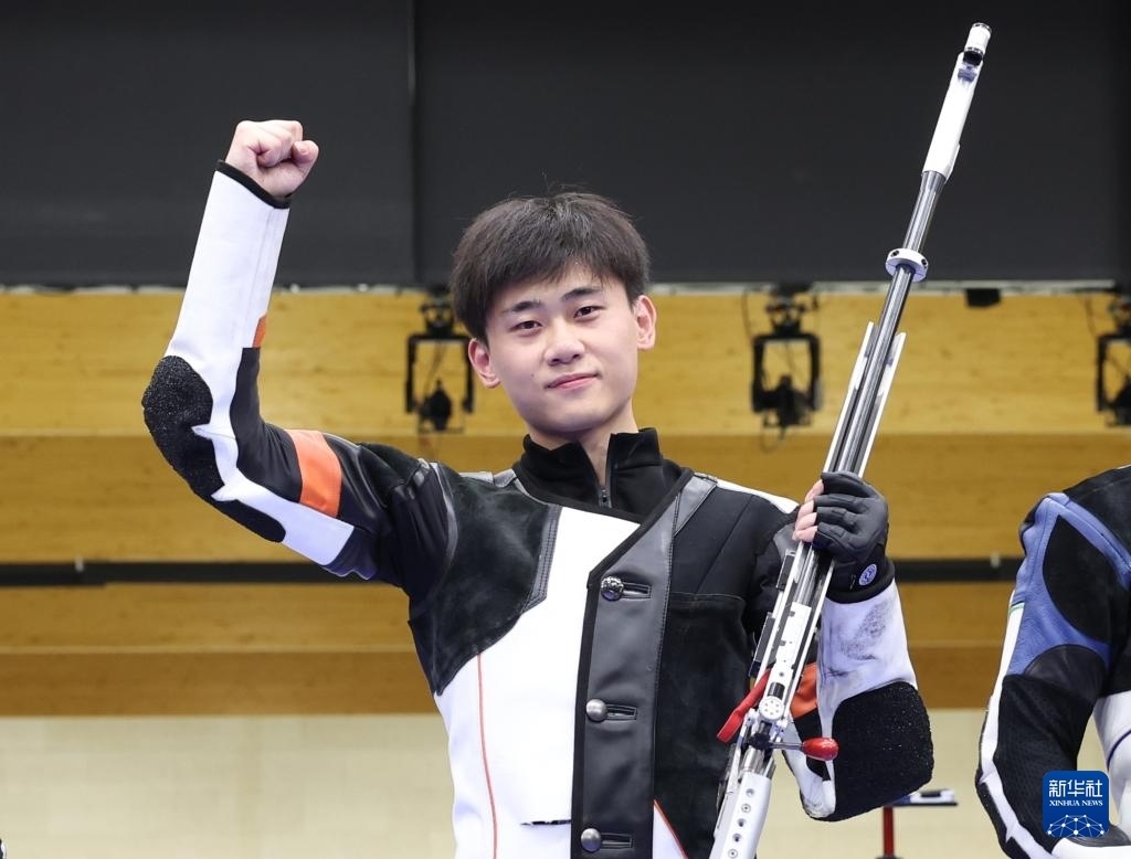 8月1日，在法國沙托魯舉行的巴黎奧運會射擊男子50米步槍三姿決賽中，中國選手劉宇坤奪得冠軍。圖為劉宇坤在奪冠后慶祝。新華社記者 張帆 攝