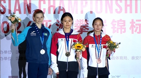 女子速度項目蒙世雪（中）奪冠，周婭菲（右）獲季軍。主辦方供圖