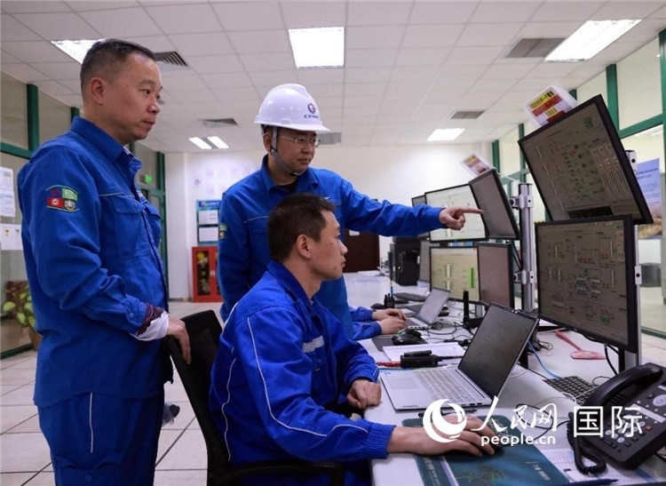 工作人員在一體化終端中央控制室工作。人民網(wǎng)記者管克江攝