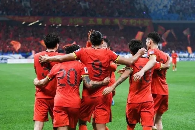 10月15日晚，張玉寧（9號）進球后與隊友擁抱慶祝。新華社記者 李紫恒攝