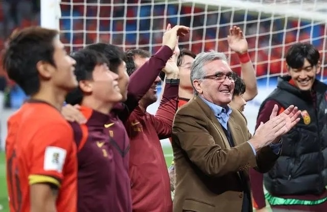 10月15日晚，國足主教練伊萬科維奇（前右）賽后向觀眾致意。新華社記者 胡星宇攝