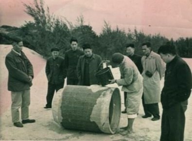 谷文昌（左一）與工程技術(shù)人員解決地下水供給（資料照片）。谷文昌帶領(lǐng)群眾修建了22座水庫(kù)和705處永久性水利工程，緩解了東山縣水資源極度缺乏的難題。