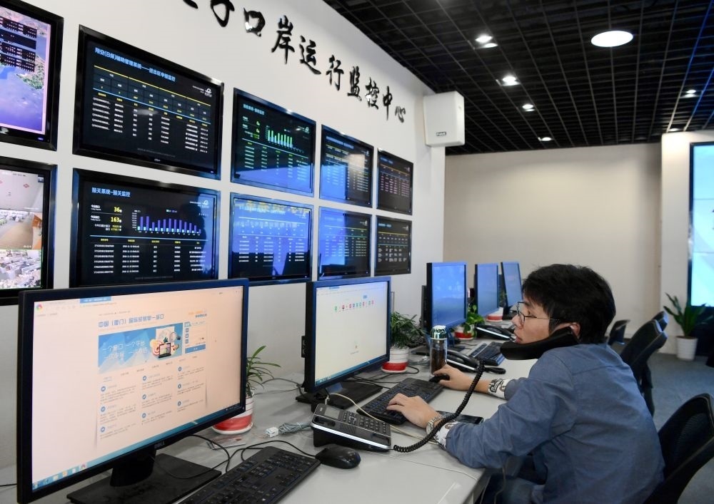 在中國（福建）自由貿(mào)易試驗區(qū)廈門片區(qū)，國際貿(mào)易“單一窗口”工作人員在網(wǎng)上受理業(yè)務(wù)（2018年11月15日攝）?！皢我淮翱凇笔顷P(guān)檢等口岸部門、地方政府相關(guān)部門、金融機(jī)構(gòu)等共同參與的口岸管理共享平臺。貿(mào)易商能夠通過一個入口提交貨物進(jìn)出口或轉(zhuǎn)運(yùn)所需要的單證或電子數(shù)據(jù)，實現(xiàn)“一個平臺、一點接入、一次申報、一次辦結(jié)”。