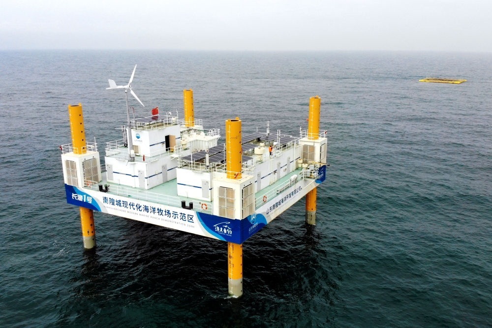 這是應(yīng)用5G技術(shù)的山東長島綜合試驗區(qū)南隍城國家級海洋牧場示范區(qū)海上平臺（2020年8月8日攝，無人機(jī)照片）。中國（山東）自由貿(mào)易試驗區(qū)設(shè)立以來，一系列大膽試、大膽闖、自主改的政策逐步落實，制度創(chuàng)新打通堵點、釋放活力，成為深化對外開放、發(fā)展海洋經(jīng)濟(jì)的重要抓手。