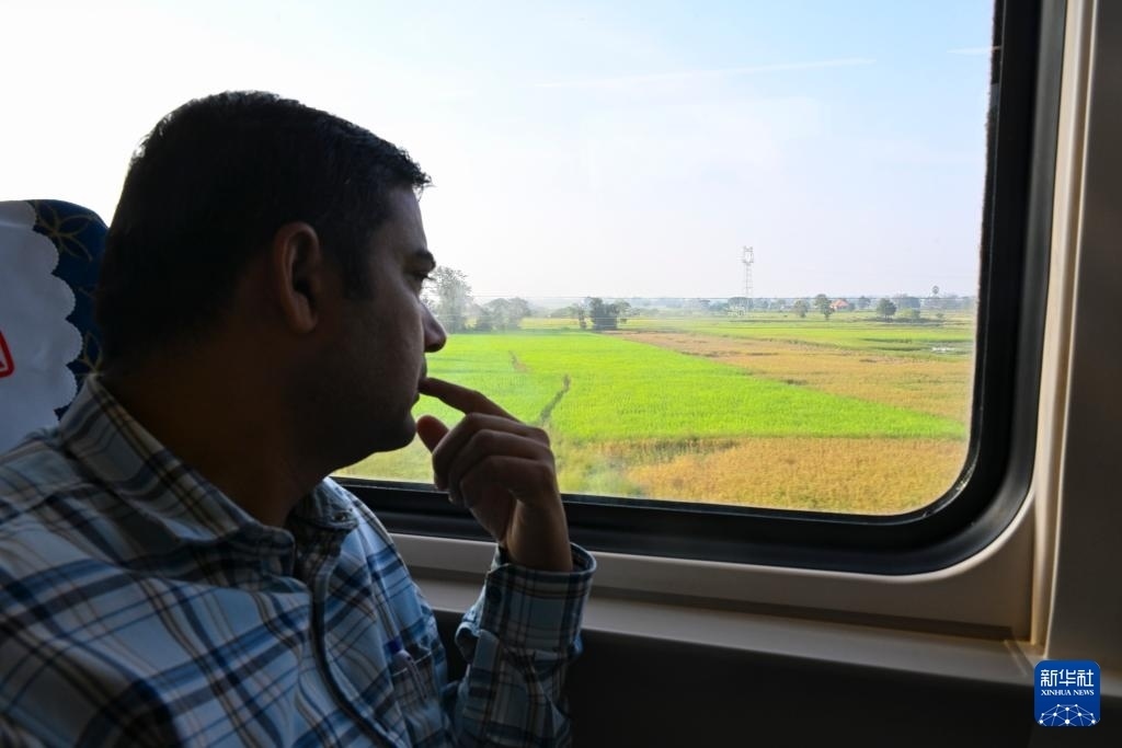 這是10月12日在老撾拍攝的中老鐵路C98列車上的一名乘客。新華社記者 程一恒 攝