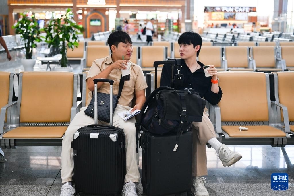 10月12日，在老撾萬象中老鐵路萬象站候車廳，兩名乘客在等候列車。新華社記者 程一恒 攝