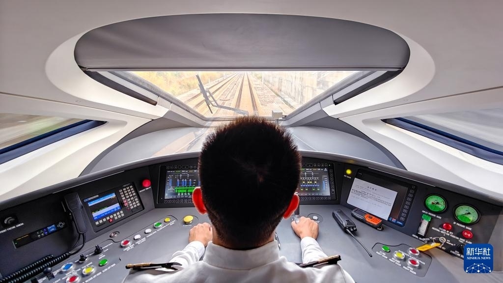 9月12日，司機駕駛高速動車組列車行駛在雅萬高鐵上（手機照片）。新華社記者 徐欽 攝