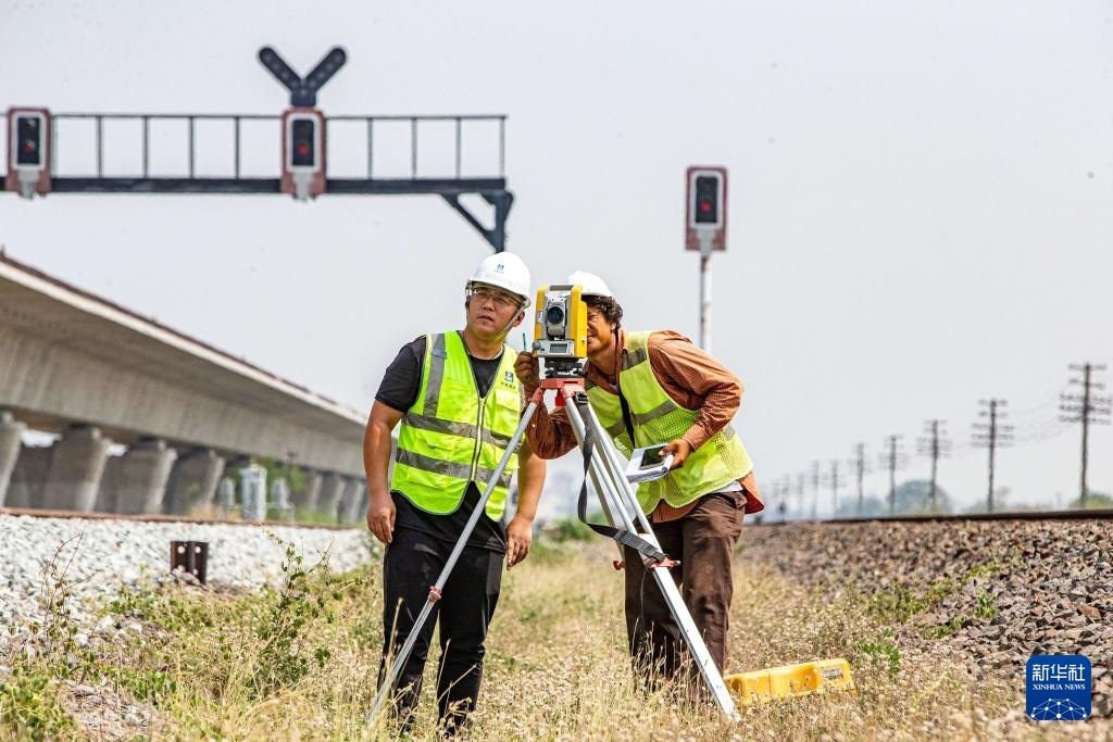 5月1日，在泰國大城府，中泰高鐵項目工作人員在施工現(xiàn)場勘查。新華社記者 王騰 攝
