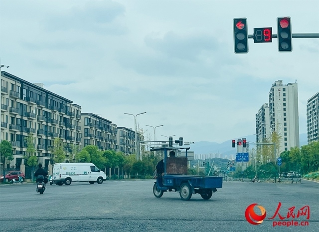 長(zhǎng)富大道與文化中心東路三岔路口車輛混行（9月19日拍攝）。人民網(wǎng)記者 帥筠攝