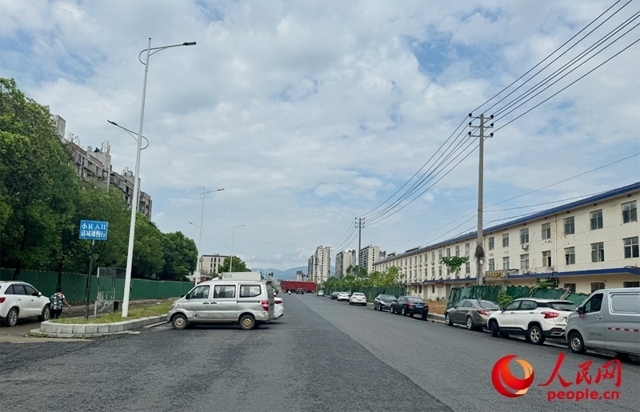 麗水佳園小區(qū)入口外及長(zhǎng)富大道上停滿了車輛。人民網(wǎng)記者 邱燁攝