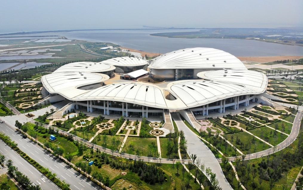 位于中國—上海合作組織地方經(jīng)貿(mào)合作示范區(qū)的青島·上合之珠國際博覽中心（2024年7月18日攝，無人機(jī)照片）。新華社記者李紫恒攝