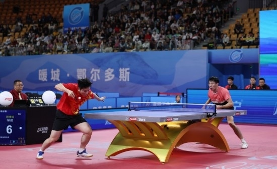 10月18日，上海隊選手樊振東（左）在單打比賽中發(fā)球。他3:2戰(zhàn)勝福建隊選手程靖淇。新華社記者 王楷焱 攝