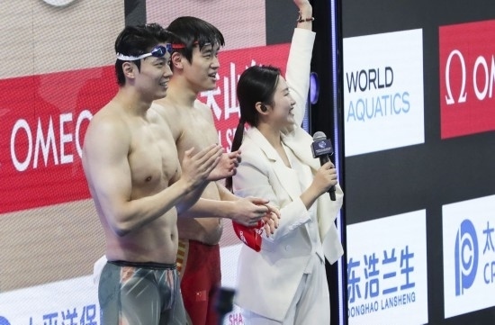  10月18日，汪順（左）和潘展樂(lè)在男子100米混合泳決賽后。新華社記者 方喆 攝