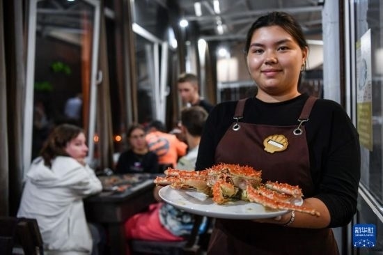 9月2日，俄羅斯符拉迪沃斯托克一家餐館的服務(wù)員在展示帝王蟹。新華社記者 曹陽 攝