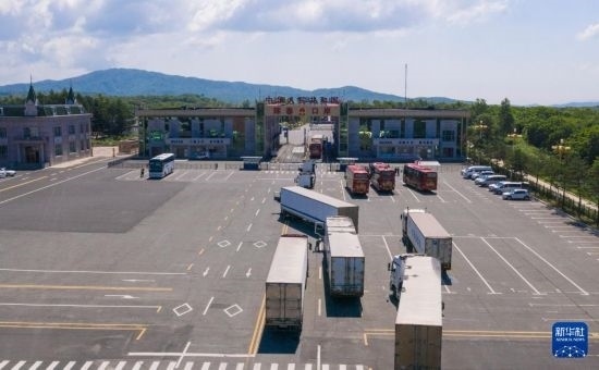 2019年6月22日，往返于中國和俄羅斯的貨車在中俄琿春口岸前排隊等待通關(guān)（無人機照片）。