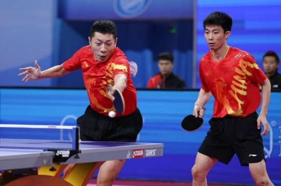 10月18日，上海隊組合許昕（左）/周愷在雙打比賽中。他們3:0戰(zhàn)勝福建隊組合曾蓓勛/陳俊菘。新華社記者 王楷焱 攝