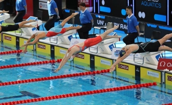 10月18日，中國(guó)選手張雨霏（右二）在女子50米自由泳預(yù)賽中出發(fā)。新華社記者 方喆 攝