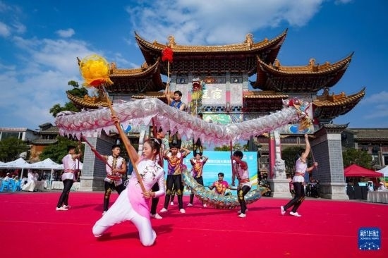 10月19日，四川師范大學舞龍隊在傳統(tǒng)舞龍項目中比賽，最終他們獲得該項目銀獎。