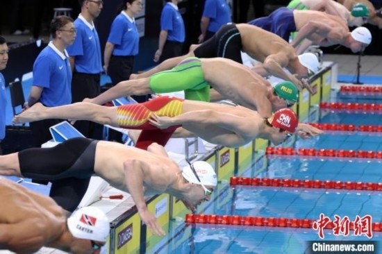 10月19日晚，2024年世界泳聯(lián)游泳世界杯上海站結(jié)束第二個比賽日的爭奪。圖為中國選手潘展樂(左三)在男子100米自由泳決賽中。 中新社記者 湯彥俊 攝