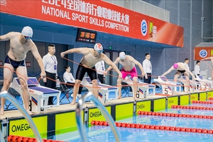 參賽選手在游泳救生項目比賽中。賽事主辦方供圖