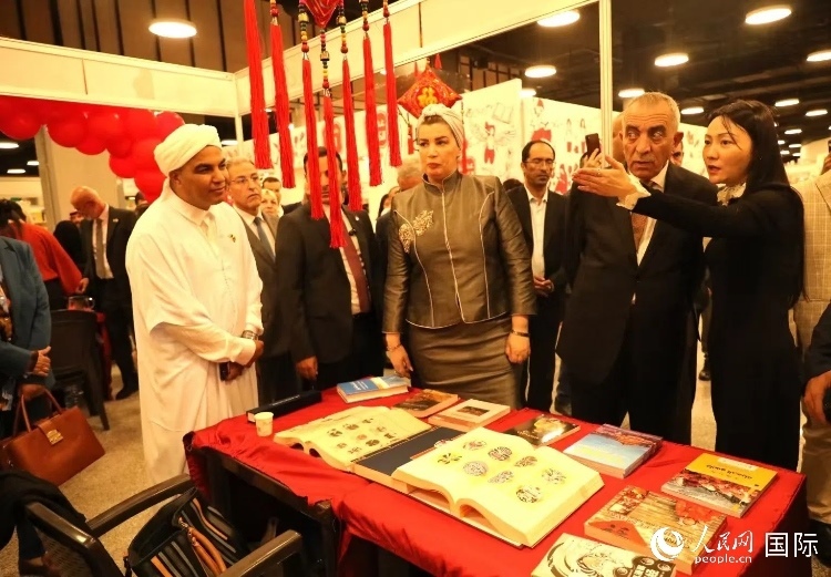 第二十三屆約旦安曼國(guó)際書展于10月10日至19日在約旦展覽中心舉行，約旦政府和民間各界人士在中國(guó)展臺(tái)翻閱圖書，熱烈交流互動(dòng)，感受中華文化之美。人民網(wǎng)記者 李瀟攝
