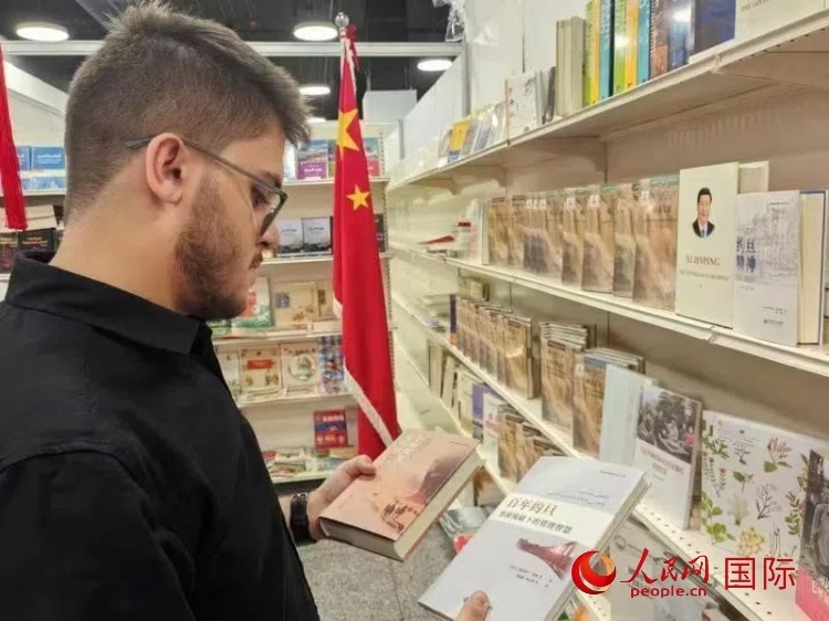 第二十三屆約旦安曼國(guó)際書展于10月10日至19日在約旦展覽中心舉行，約旦政府和民間各界人士在中國(guó)展臺(tái)翻閱圖書，熱烈交流互動(dòng)，感受中華文化之美。人民網(wǎng)記者 李瀟攝