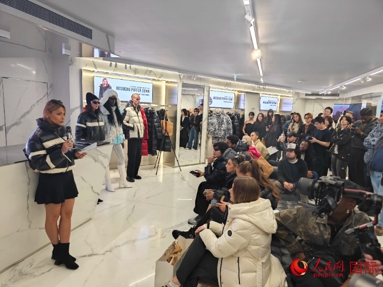 英國(guó)時(shí)尚博主分享自己的穿搭心得。人民網(wǎng)記者 邢雪攝