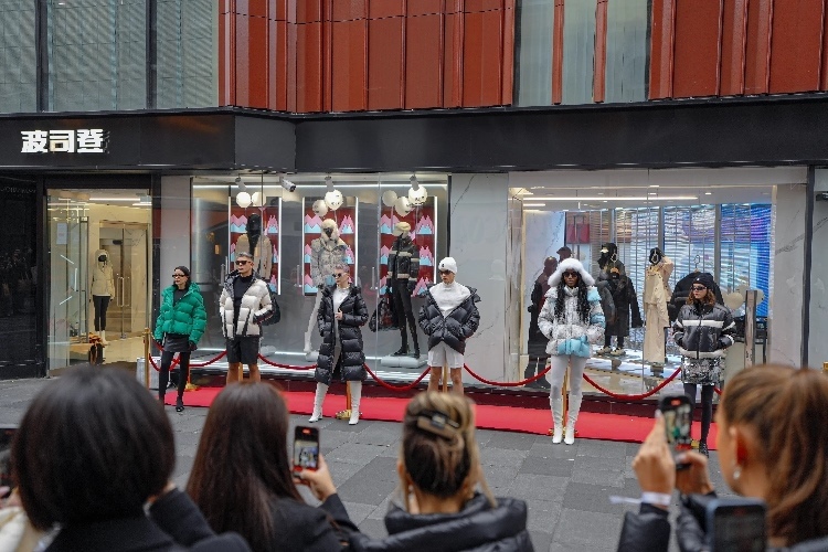 模特在波司登倫敦旗艦店門(mén)前展示新款羽絨服。主辦方供圖