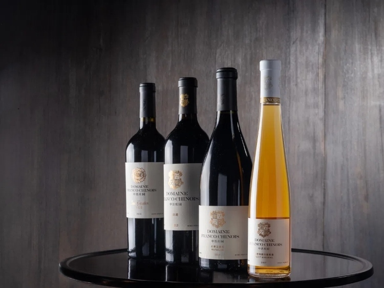 活動(dòng)現(xiàn)場(chǎng)推介了懷來(lái)中法莊園珍藏馬瑟蘭干紅、小芒森甜白等優(yōu)質(zhì)葡萄酒。主辦方供圖