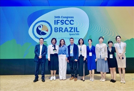 百雀羚集團高層與研發(fā)團隊。受訪方供圖