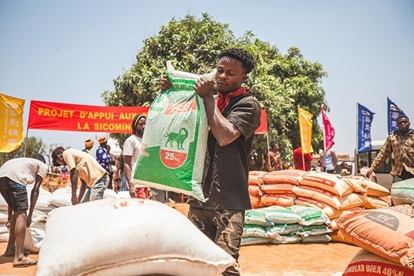 村民們興高采烈地把種子和化肥搬回家。中鐵資源供圖