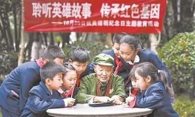 圖為89歲的抗美援朝老兵楊克美在向孩子們講述英雄故事。徐偉攝