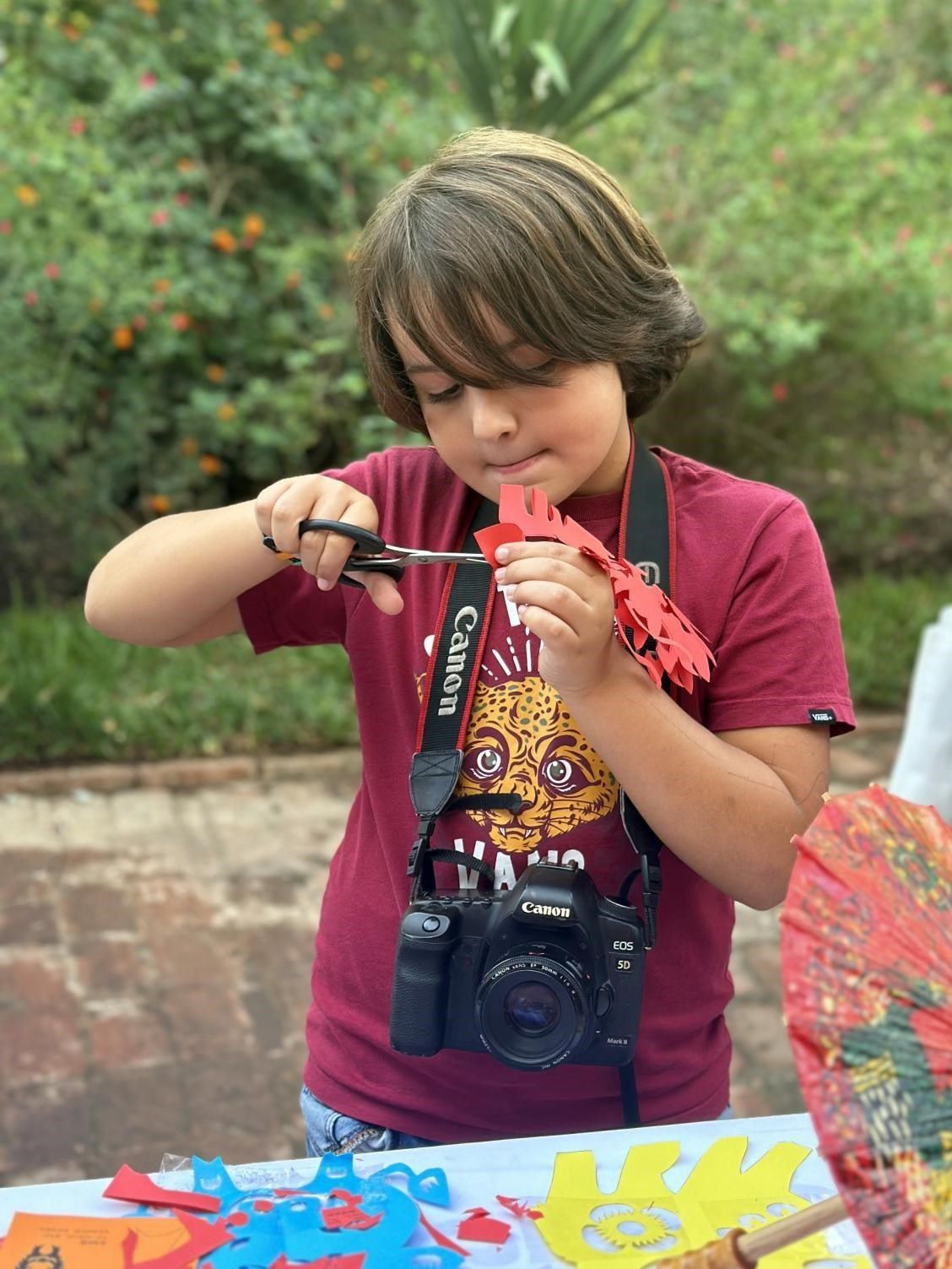 專心致志學(xué)剪紙。拉巴特中國(guó)文化中心供圖