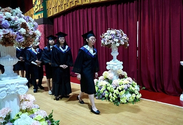 菲律賓岐黃中醫(yī)學(xué)院首屆12名畢業(yè)生順利獲得中醫(yī)相關(guān)執(zhí)業(yè)資格。人民網(wǎng)記者 樊帆攝