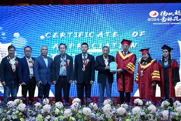 菲律賓首家中醫(yī)學(xué)院——岐黃中醫(yī)學(xué)院在馬尼拉舉行首屆畢業(yè)典禮。人民網(wǎng)記者 樊帆攝