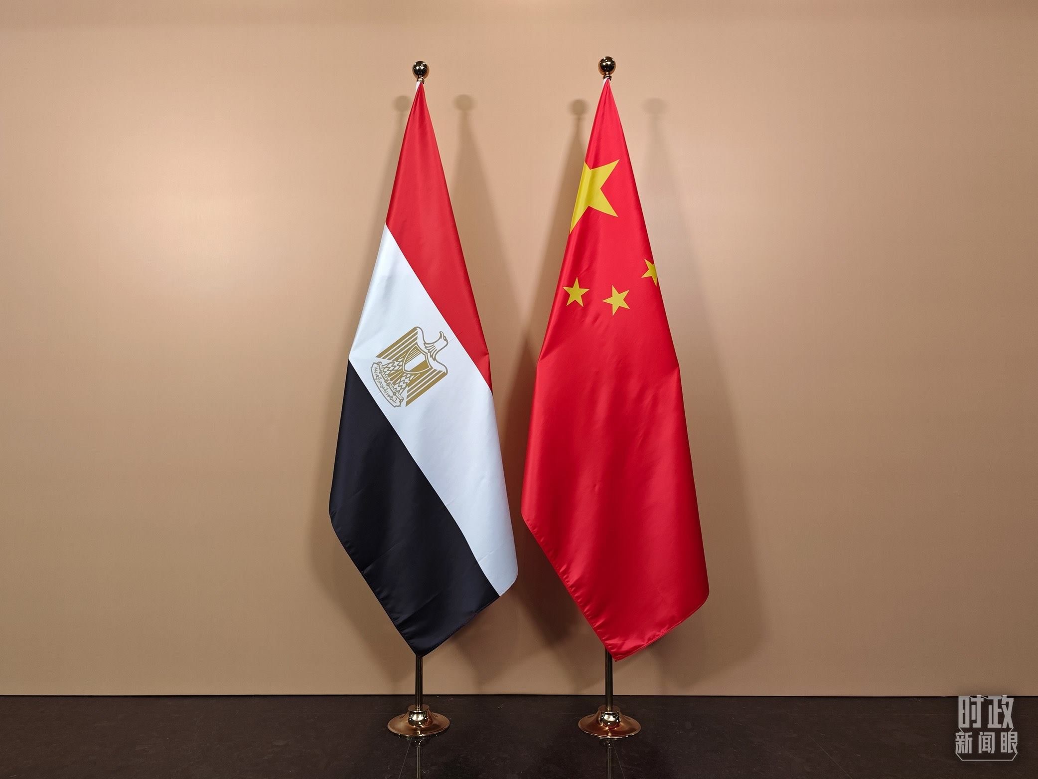 △ 會(huì)見廳外的中國埃及兩國國旗。（總臺(tái)央視記者彭漢明拍攝）