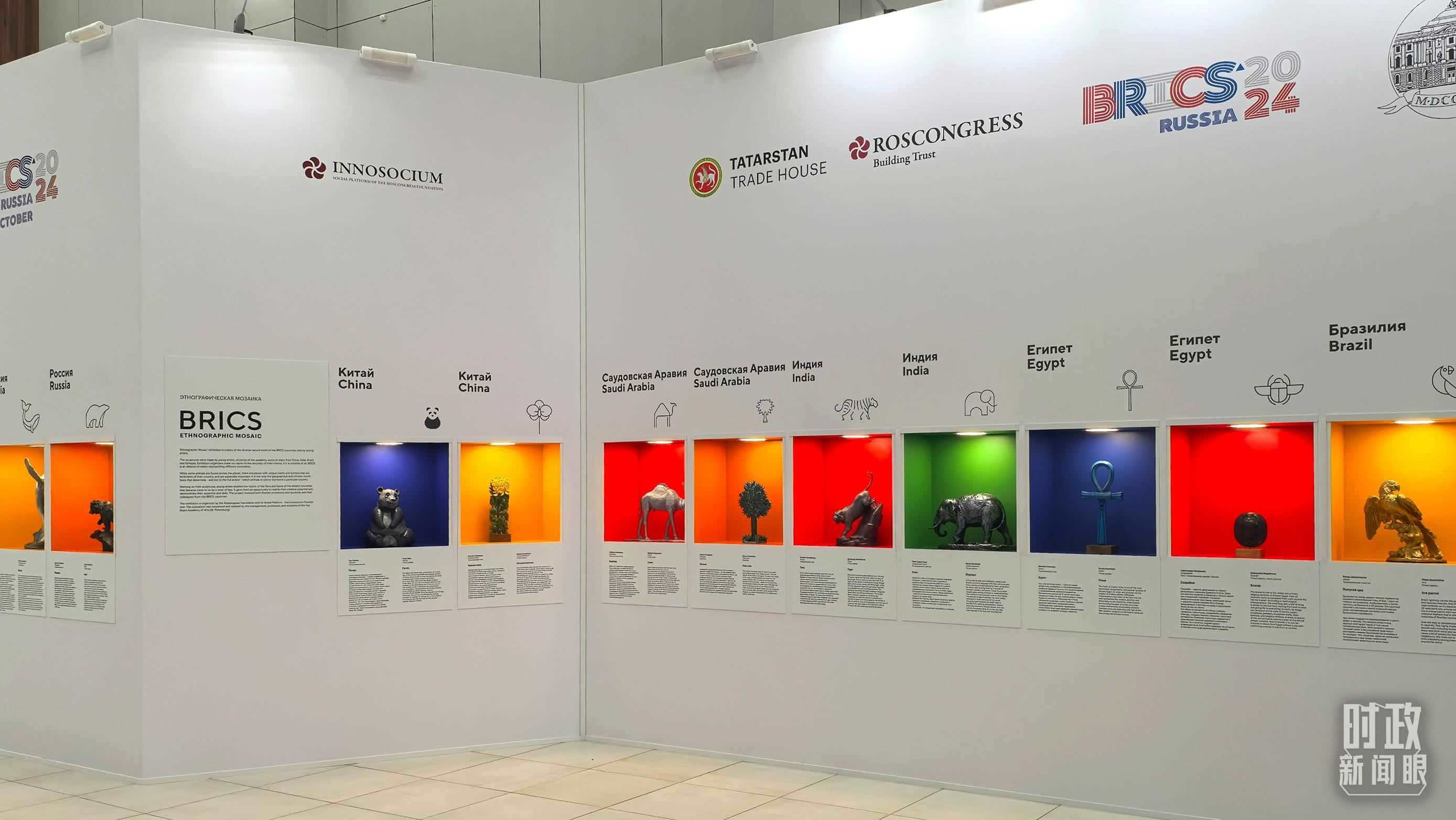 △ 喀山會(huì)展中心內(nèi)展示的金磚國家工藝品。（總臺(tái)央廣記者潘毅拍攝）