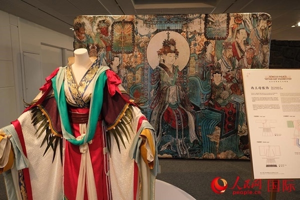 壁畫(huà)服飾的實(shí)物復(fù)刻展示。人民網(wǎng)記者 尚凱元攝