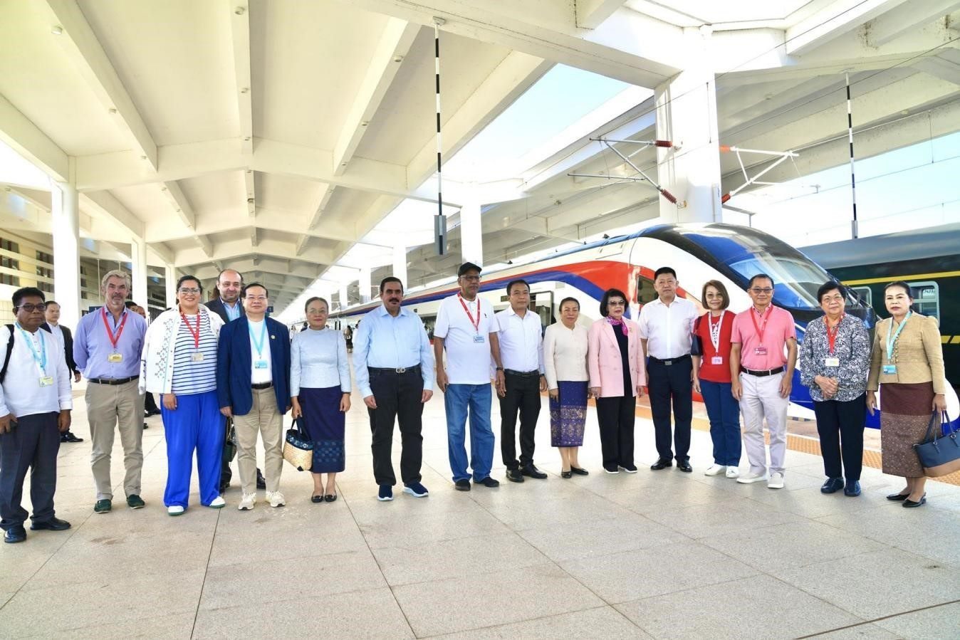 東盟議會聯(lián)盟大會代表團與中老鐵路“瀾滄號”動車合影留念。老中鐵路有限公司供圖