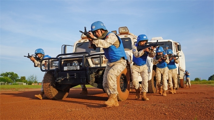 應(yīng)急分隊(duì)?wèi)?zhàn)術(shù)行進(jìn)。張洪奧攝