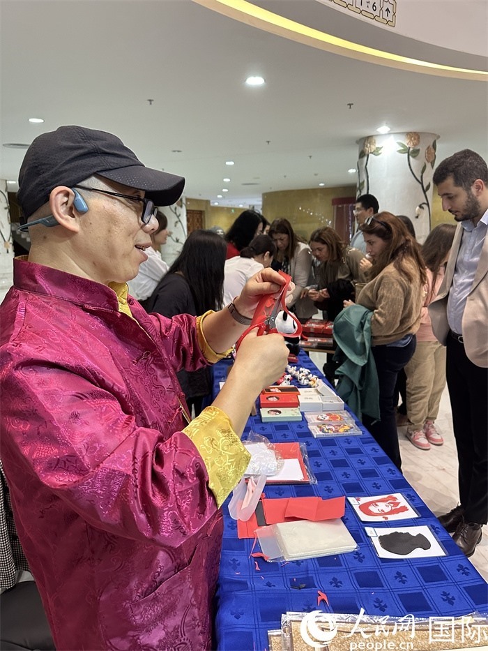 中國(guó)傳統(tǒng)非物質(zhì)文化遺產(chǎn)傳承人展示技藝 。人民網(wǎng)記者 郝瑞敏攝