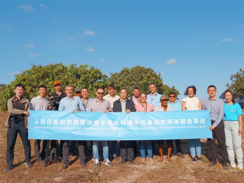 當(dāng)?shù)貢r間10月24日至25日，人民日報社攜手巴西主流媒體在巴西東北部北里奧格蘭德州開展聯(lián)合采訪，拉開了以“攜手推動構(gòu)建中巴命運(yùn)共同體”為主題的人民日報和巴西媒體聯(lián)合采訪序幕。圖為參加聯(lián)合采訪的中巴兩國記者與受益于中國企業(yè)扶貧項(xiàng)目的若昂卡馬拉市民眾合影。 人民日報和巴西媒體聯(lián)合采訪團(tuán)供圖