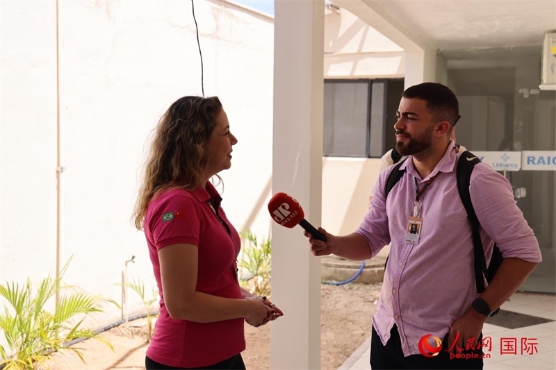 國網(wǎng)巴電文化中心負(fù)責(zé)人達(dá)尼埃拉·帕戈托接受參加聯(lián)合采訪團(tuán)的巴西記者采訪。 人民網(wǎng)記者 時元皓攝