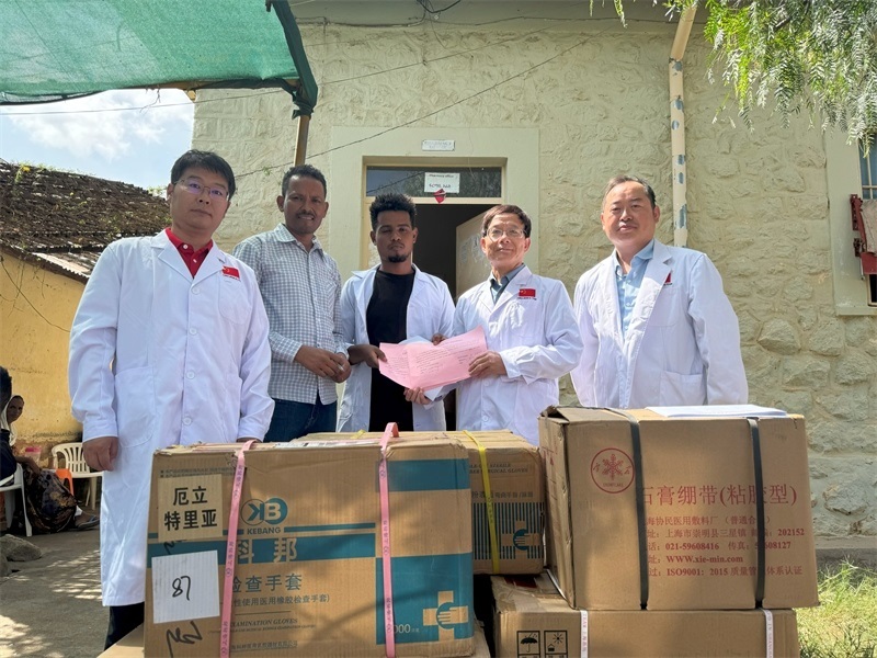 中國(guó)醫(yī)療隊(duì)向科倫醫(yī)院捐贈(zèng)藥品和醫(yī)療物資。中國(guó)第17批援厄立特里亞醫(yī)療隊(duì)供圖